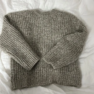 Grå/beige stickad tröja - Mysig grå stickad tröja med grovstickat mönster. Perfekt för sena och kyliga kvällar i sommar☀️