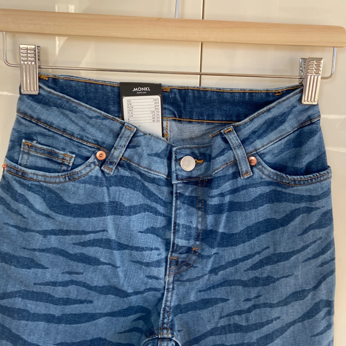 Blå zebramönstrade jeans från Monki. helt nya  - 3