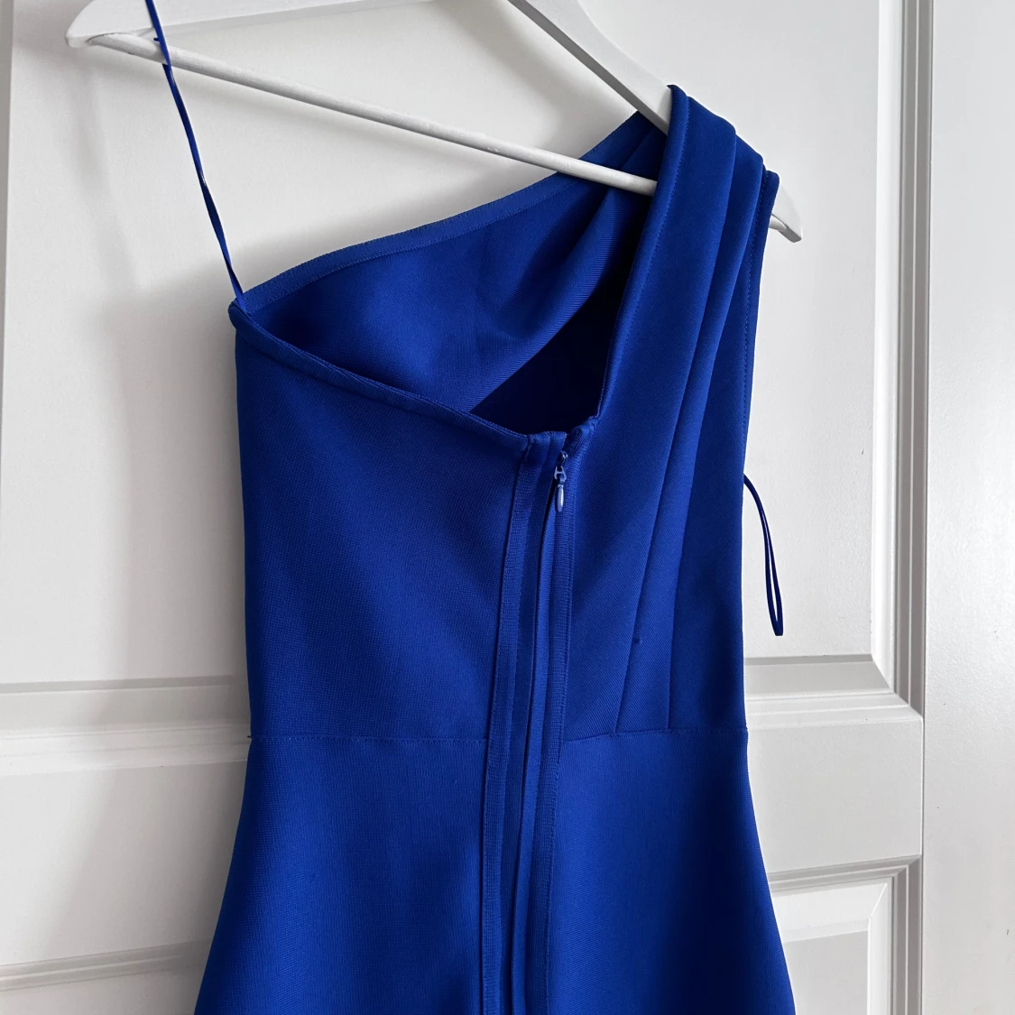 Blå långklänning med oneshoulder - 3