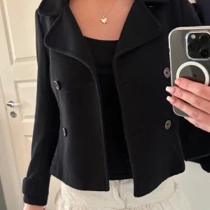 Svart superfin jacka - Svart jättefin kappa/kavaj liknande, nästintill oanvänd! 