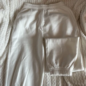Vita mjukisbyxor från Gina tricot Good Collection. 🤍 - Säljer ett par vita mjukisbyxor.  🥥