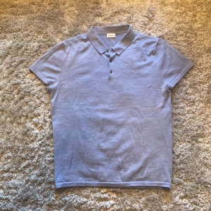 John Henric merinoull piké  - Säljer en riktigt skön och stilren piké i merinoull från John Henric. Den är i bra skick 9/10, Inga defekter. Skriv gärna över frågor och funderingar, priset kan diskuteras.