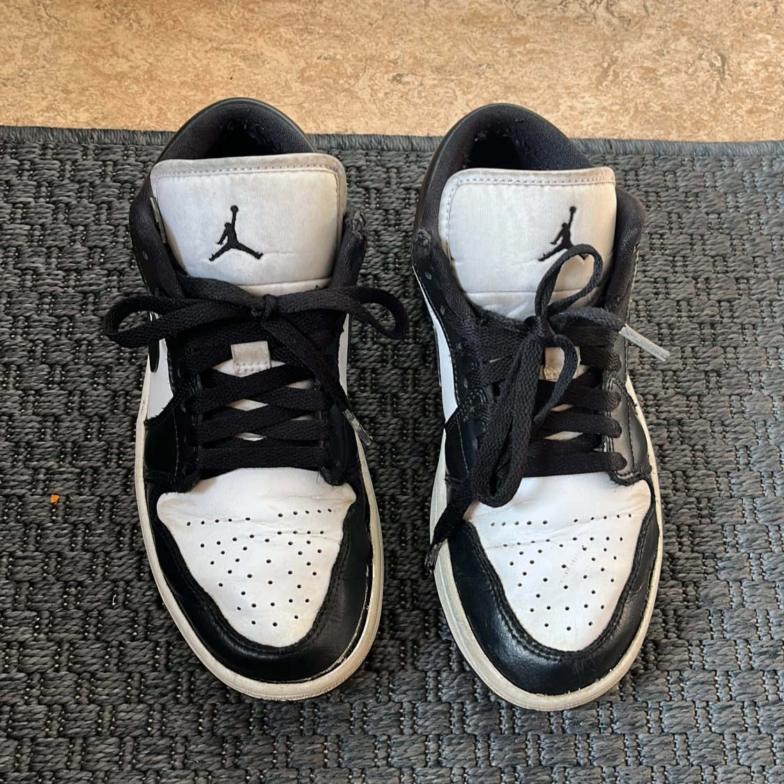 Nike Air Jordans i svart och vitt - 1