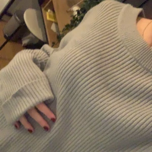 Grå ribbad tröja - Säljer en mysig grå ribbad tröja med långa ärmar. Perfekt för kyligare dagar och ger en stilren look. Passar bra till både jeans och kjol. Hör av dig vid intresse!