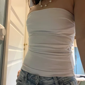 Vit Zara tubtopp - Vit tubtopp som är perfekt inför sommaren! Toppen har en tight passform i ett tjockt material, överdelen är i trippelt lager - alltså inte genomskinlig alls 😊