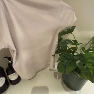 Rosa t-shirt💕 - Säljer en stilren rosa  ribbad topp med korta ärmar. Perfekt för en avslappnad look. Toppen har en mjuk och bekväm passform.💕