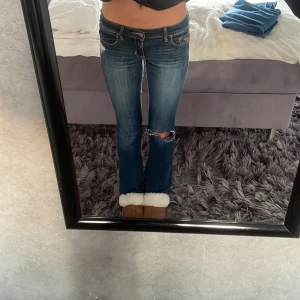 Lågmidjade unika jeans❤️ - Såå snygga jeans från hollister väldigt unika och får inte att köpa längre, skriv gärna för frågor💗