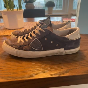  Philippe Model Blå - Nu säljer jag mina rätt så slitna Phillips models den har en skada på insidan man tänker inte på den och är inte synlig från utsidan, skorna behöver tvättas då kommer dem vara ännu fräschare. Fast pris är inte 1000 men hade gärna velat ha 1000 för dem