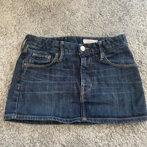 Jeanskjol från & - Säljer en snygg jeanskjol från & i klassisk blå denim. Kjolen har midjemåttet 64cm, med ett justerbart band inuti.