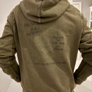 Zadig & Voltaire Hoodie - Säljer sjukt snygg hoodie från Zadig & Voltair. Köpte den i deras butik i verbier för 250 CHF vilket motsvara ungefär 2900 kr. Endast prövad. Prislappen är kvar. Storlek S kan passa liten M.