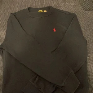  tröja från Ralph Lauren - Säljer en svart tröja från Polo Ralph Lauren. Tröjan är aldrig använd då den är för stor för mig. 