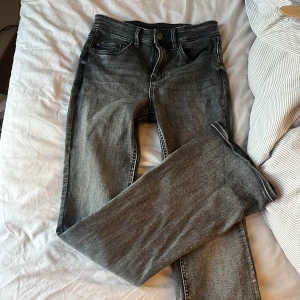 Grå jeans från Vero Moda - Snygga utsvängda gråa jeans från Vero Moda. Stretchiga i materialet, väldigt bekväma. Högmidjade. Använda fåtal gånger💕