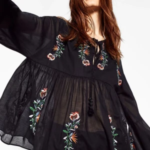 Blus  - Använd ett fåtal gånger så i mycket bra skick. Storlek M. Köp gärna via KÖP NU.