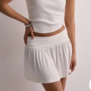 Vit kjol från Nelly - Supersöt vit kjol från Nelly i storlek xs! Helt ny💕