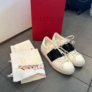 Valentino skor  - Fri fakt idag!! Originalinlägg hittar du längre ner - Kollar intresse för mina ”open” valentino garavani skor, storlek 37,5. Täcken på användning finns men  mycket fint skick som ni ser på bilden, sparsamt använda. 🥰Box, dustbags, extra skosnören ect. medföljer. Har även ett digitalt kvitto som jag kan skicka bild på, hör av dig vid intresse🛍️ 