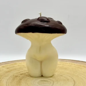 Kvinnokropp formad  ljus i sojavax - Unikt ljus format som en svamp med en brun hatt och vit fot. Perfekt som dekorativt inslag i hemmet eller som en rolig present. Den eleganta designen, där svampens fot tar formen av en kurvig kropp, gör detta ljus till en både lekfull och sofistikerad inredningsdetalj.   Väger 150g  Längd: 9cm bredd: 8cm höjd: 10cm