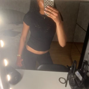 Stickad t-shirt - Populära t-shirt från zara som har fina stickade mönster. 