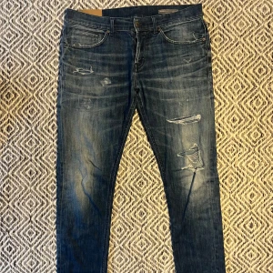 DONDUP GEORGE JEANS - Tjena! Säljer nu ett par tvär feta Dondup jeans! | Skick 8/10 bra! | Nypris ca 3500kr | Mitt pris 800kr | Defekter (bild 4,5) | Kom gärna pm vid frågor eller funderingar | Postas eller möts upp i Gävle!
