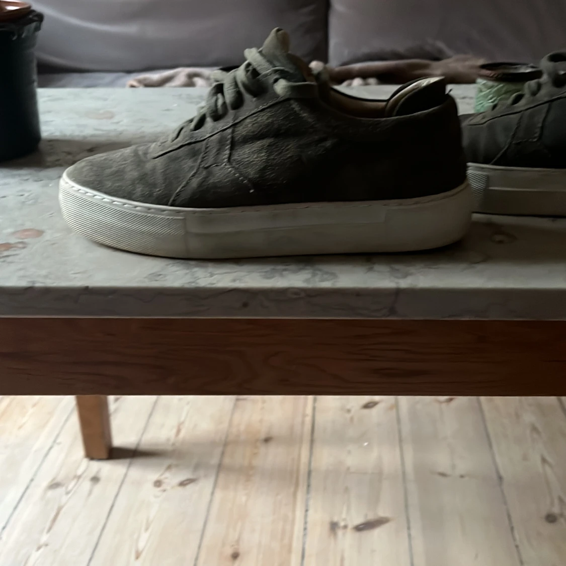 Olivgröna sneakers från Axel Arigato
