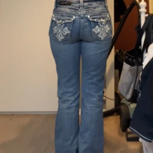 Miss me liknande jeans - Snygga blå mid waist jeans med bootcut 😗