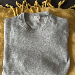 Grå tröja från H&M Cashmere  - Säljer en stilren grå tröja från H&M