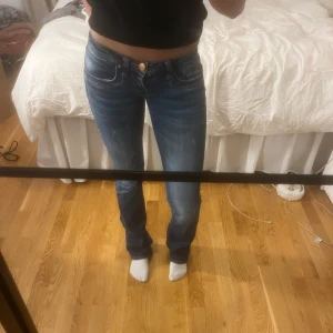 Ltb jeans valerie  - Snygga populära blå jeans med bootcut-stil och låg midja. De har en klassisk femficksdesign och en knappgylf.