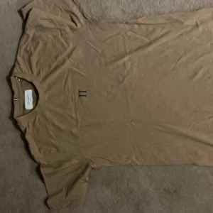 Beige t-shirt från les deux  - Säljer denna stilrena les deux tröja, storlek M, pris ej hugget i sten 