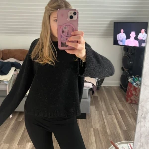 Svart stickad tröja - Säljer en svart stickad tröja som inte kommer till användning då den inte längre passar❤️ använd men väl omhändertagen!