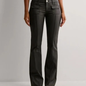 Lågmidjade skinnbyxor - Lågmidjade Skinnbyxor från Nelly 💗💗endast använda en gång!