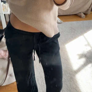 H&m linnebyxor - Svarta låga linnebyxor från h&m i storlek xs, knappt använda och säljer pågrund av att de blivit för korta för mig. Midjemått :32 cm Innerbenslängd: 72cm. Hör av dig för fler frågor!👍🏼🎀💖