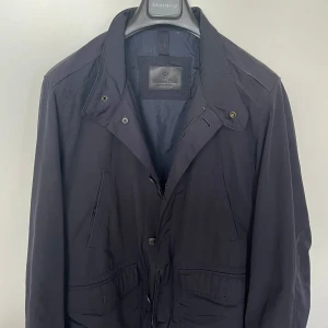 Massimo dutti field jacket - Det här är en riktigt klassig marinblå fieldjacket ifrån massimo dutti. Den fungerar som en perfekt vårjacka med tunt foder inuti. Angående skicket så har den inga defekter och alla knappar och dragkedjor fungerar. Den är i storlek M, jag är öppen att diskutera pris vid snabbt köp👍