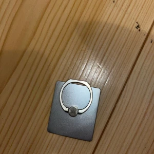  I ring puhelimeen - Neliön muotoinen i ring puhelimen takakanteen. Kissatalous MMM Mikäli hinta ei miellytä tarjoa rohkeasti Katsothan myös muut ilmoitukseni!!