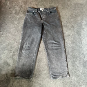 Stussy Big Ol Jeans - Skitfeta stussy big ol jeans i en svart wash, storlek 32 , sitter som en 32/31 ungefär. Super bra cond inga skavanker, skriv vid intresse och för mer bilder!