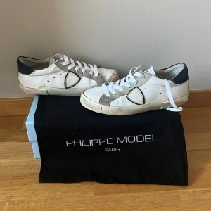 Philippe model skor - Ett par snygga Philippe model sneakers. De är i storlek 39 men passar 40. Skick 7/10. Box och dustbag ingår. Det finns en defekt på sulan och en på insidan vid hälen på högra skon, utöver det är dem i ganska bra skick. Det är först till kvarn. Tar inte emot byten.