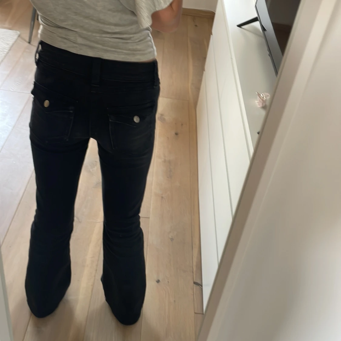 Svarta bootcut jeans gina tricot - 1