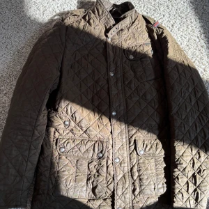 Grön quiltad jacka från Hansen & Jacob - Grön Jacka från Hansen & Jacob                      Priset är inte hugget i sten