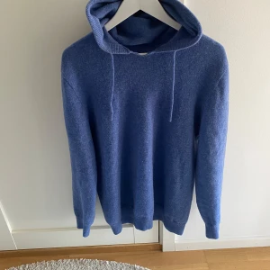 Merinoull hoodie - Säljer en stilren blå merinoull tröja, skicket är bra kan gå ner i pris vid snabb affär, och den är galet skön, bara hojta till via frågor eller funderingar!!!