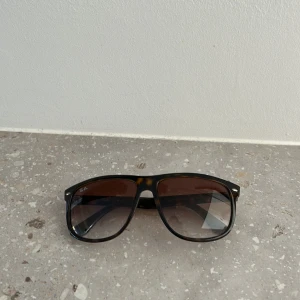 Solglasögon från Ray-Ban boyfriend  - Snygga solglasögon från Ray-Ban med en klassisk aviator-stil. Bågarna har ett leopardmönster i brunt och glasen är tonade. Perfekta för soliga dagar och ger en cool look.