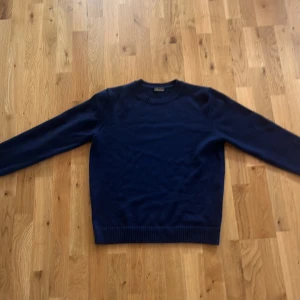 Mörkblå tröja från Stenströms - Säljer en stilren mörkblå tröja från Stenströms. Tröjan har en klassisk rund halsringning och långa ärmar. Perfekt för en elegant och avslappnad look. Tröjan är i storlek L men passar mer medium nypriset ligger på runt 3000 och den är i princip ny