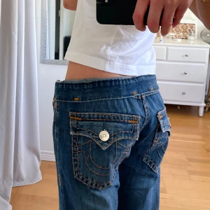 true religion jeans - använd köp nu! unisex modell, stora men passar mig när de viks ned (andra bilden) midja:94 innerben:85 <3