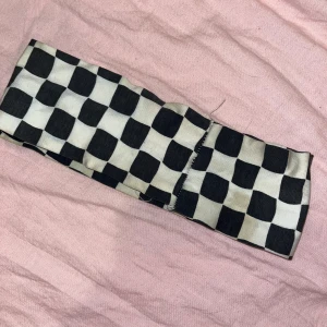 Panta - Musta-valkoruudullinen hiuspanta. Korkeus n 7cm, leveys n 23cm. Kissatalous Mikäli hinta ei miellytä tarjoa rohkeasti. Katsothan myös muut ilmoitukseni!!