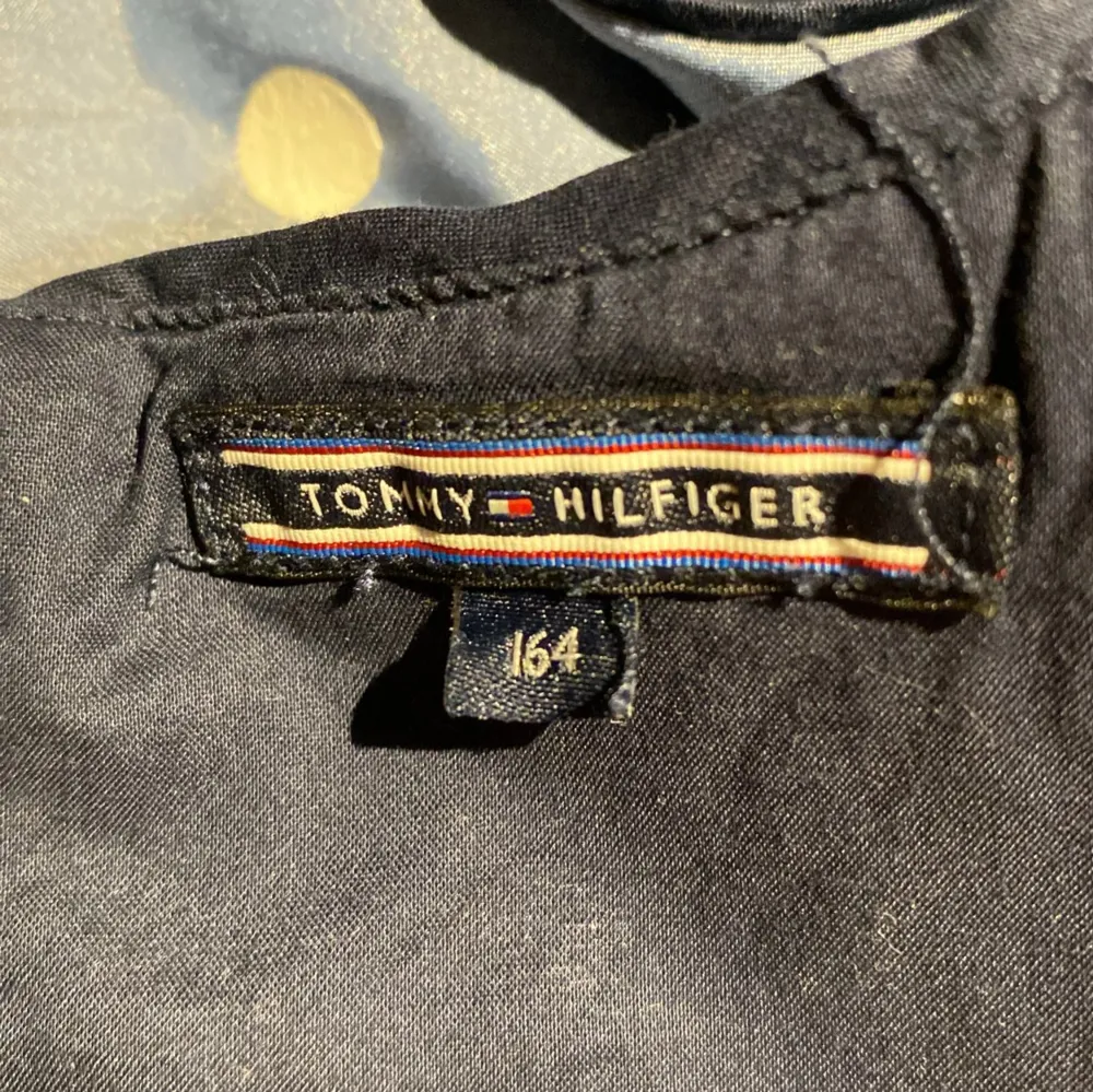 Hej, säljer denna söta Tommy Hilfiger topp då den inte kommer till användning längre. Använd men inga synliga defekter!❤️ färger blå och vit! Storlek 164 så skulle säga att de passar en xs❤️ . Puserot.