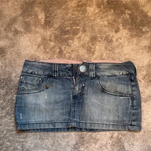 Low waist kjol 🌺🌟 - Så söt low waist jeans kjol🥰🥰 köpt utomlands, midjemått ca 41cm