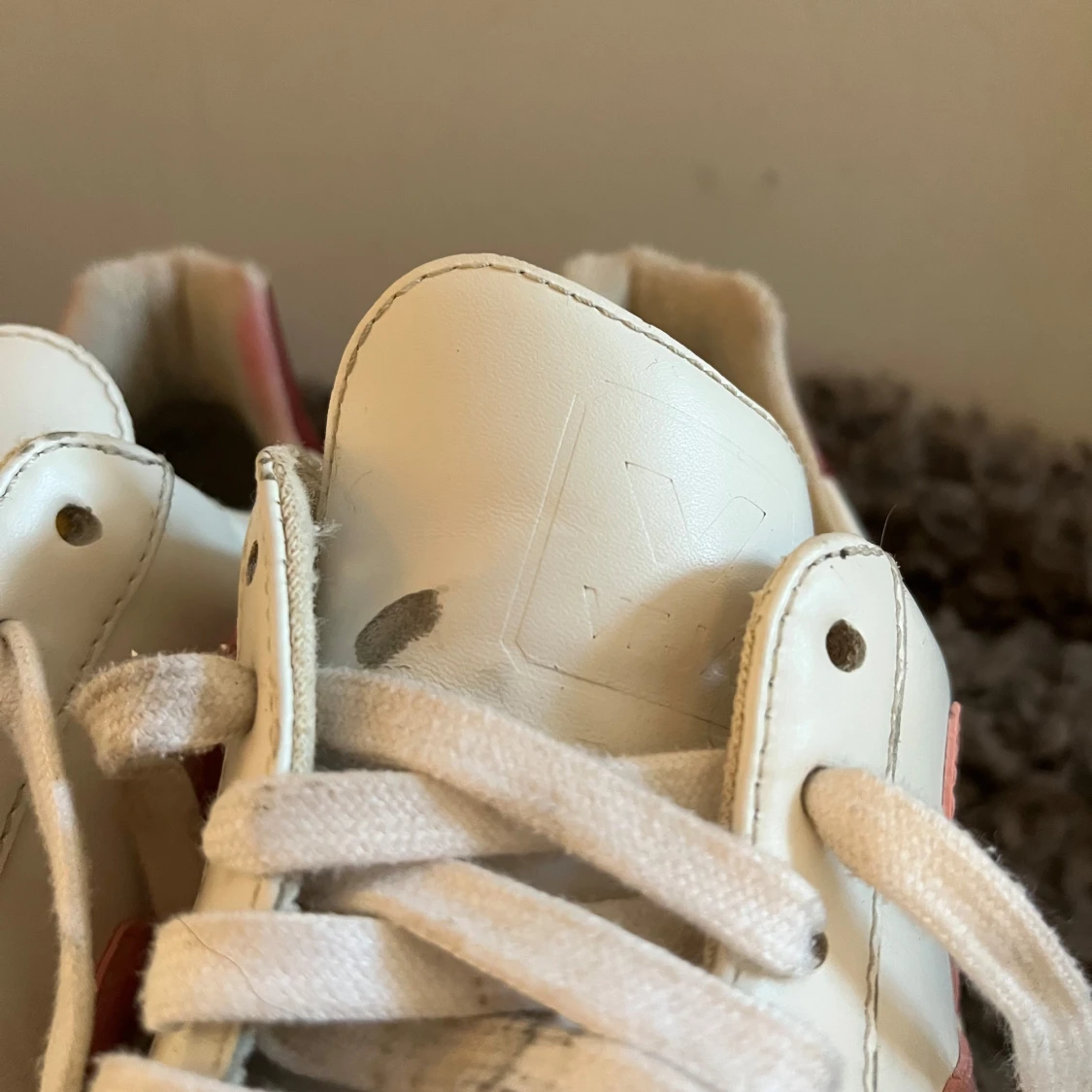 Vita sneakers från Veja med rosa detaljer - 4