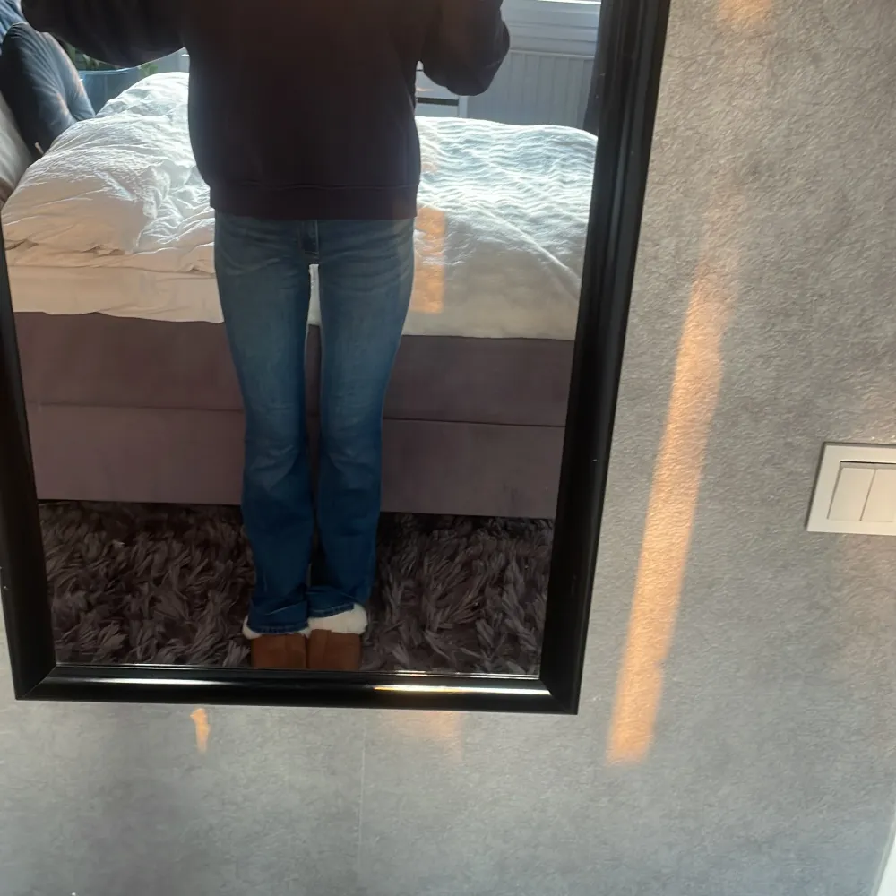Lågmidjade bootcut jeans som jag säljer för att dem är för långa för mig. Jeansen är köpta i London för 2 månader sedan skriv gärna om ni har några frågor💗. Farkut & Housut.