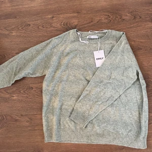 Grön stickad tröja från ONLY - Säljer en mysig grön stickad tröja från ONLY. Helt ny, XXL men passar mer XL. Säljer för 150kr💗