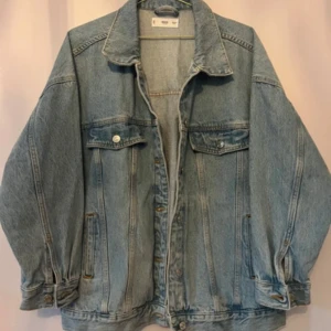 Jeans jacka  - Oversized jeans jacka from mango. Har använt typ 2 gånger så den är i nyskick. 