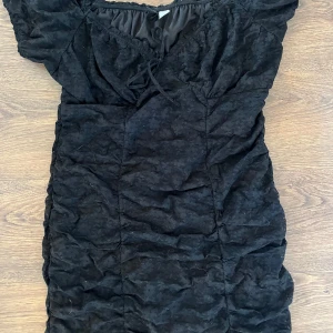 Svart klänning  - Säljer nu min snygga svarta klänning från H&M. Lite mesh look. Storlek XL och är sann i storleken. Perfekt nu till sommaren. Säljer för 140kr💗