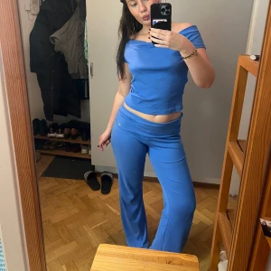 Set från Aimin  - Jätte snyggt blått mjukis set från Aimin. Yogapants liknande byxor med en offsholder topp. Använd fåtalet gånger💙💙💙byxor i stl M tröja i stl S