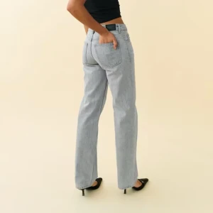 Låglidjade gråa jeans  - Raka jeans med låg midja från Gina Tricot. Dragkedja och knapp. 